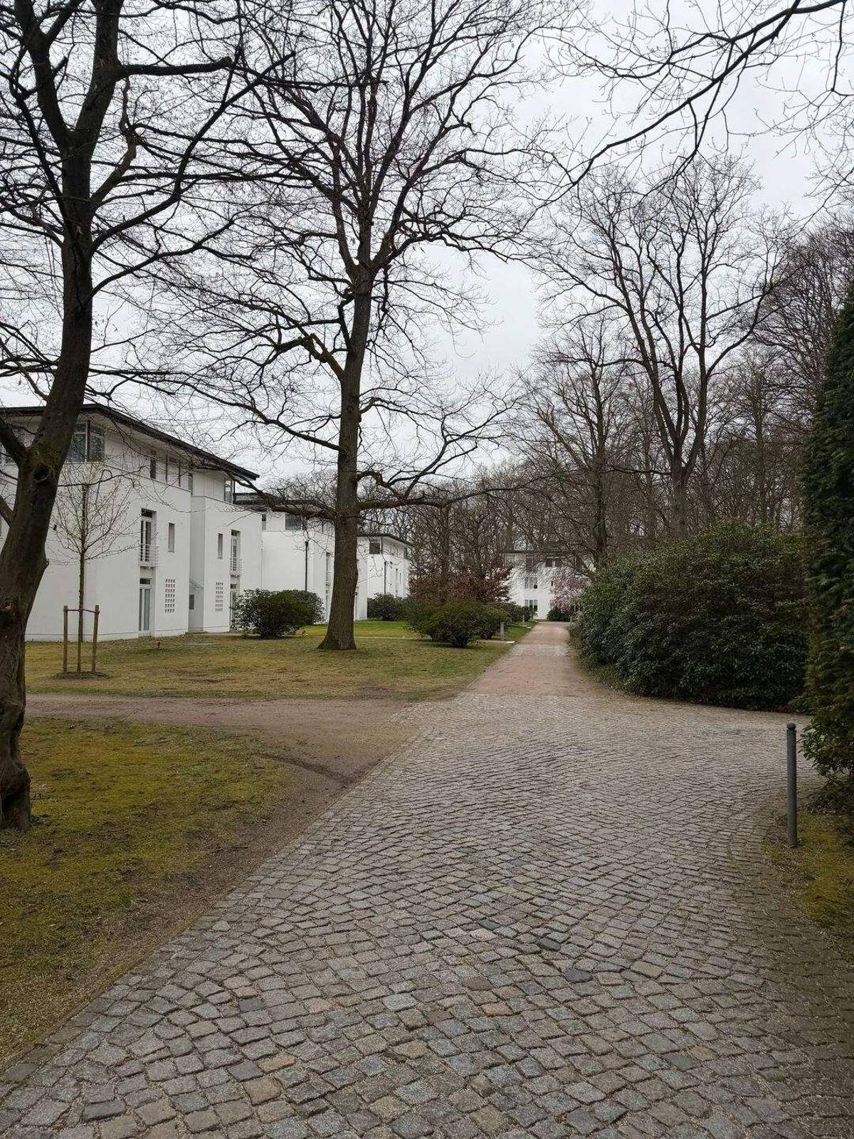 Großzügige Dachgeschosswohnung in ruhiger Lage von Hamburg-Sasel – 22395 Hamburg – Bild 1 von 9