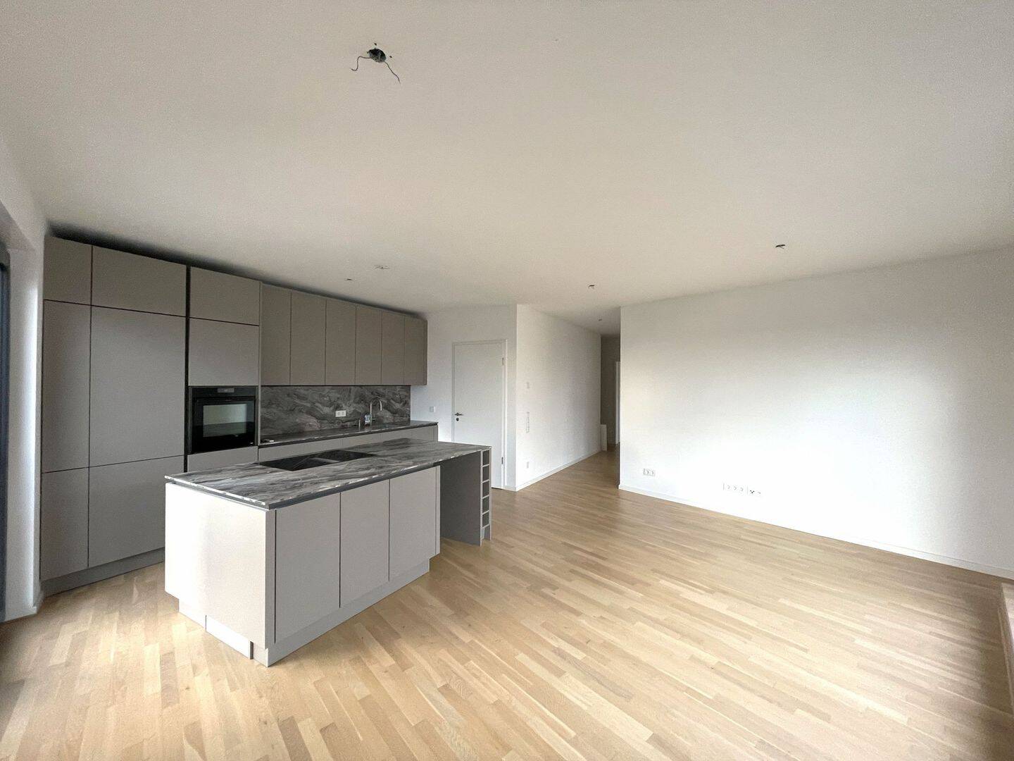 Neuwertige Penthousewohnung inkl. EBK im beliebten Veedel!