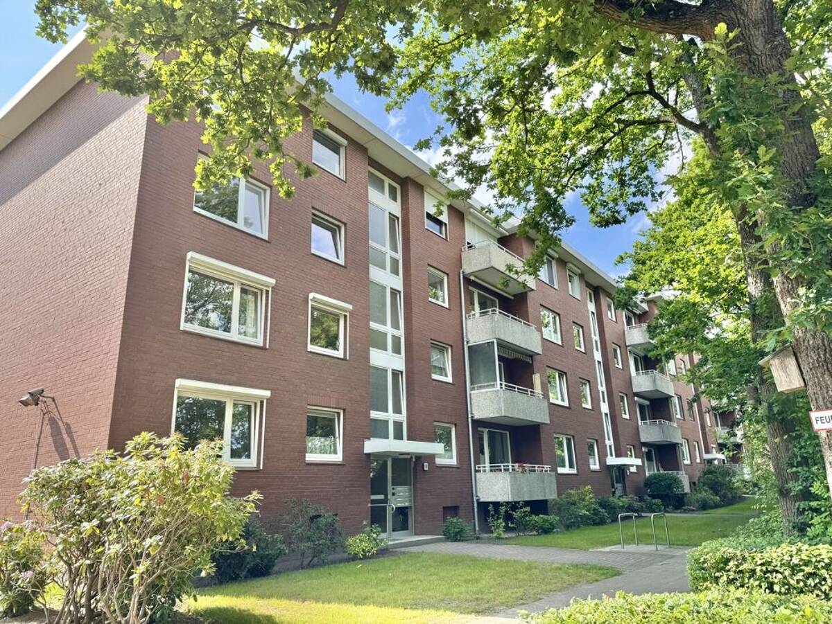 3-Zimmer-Wohnung mit zwei Balkonen und Tiefgaragenstellplatz nahe Poppenbüttler Markt – 22399 Hamburg – Bild 1 von 9