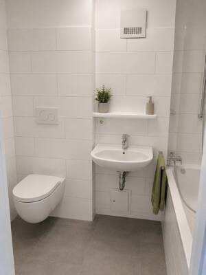 Renovierte 2-Zimmer-Wohnung mit neuem Bad, großem Südostbalkon & Aufzug – 85748 Garching bei München – Vorschaubild 2