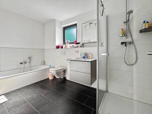 Wohnen auf höchstem Niveau - Doppelhaushälfte am Riedberg mit Garage und Carport -Effizienzklasse 55 – 60438 Frankfurt am Main – Vorschaubild 7