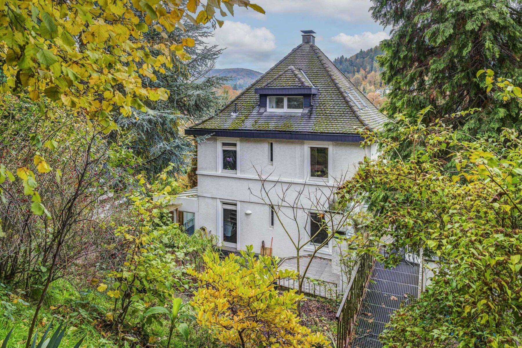 Großzügiges Anwesen mit Panorama: Leben in Baden-Badens Hanglage – Baden-Baden – Bild 1 von 9