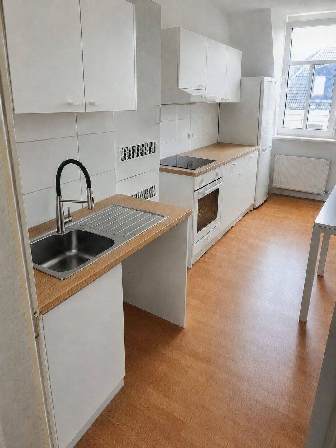 Größes WG-Zimmer in günstiger Lage