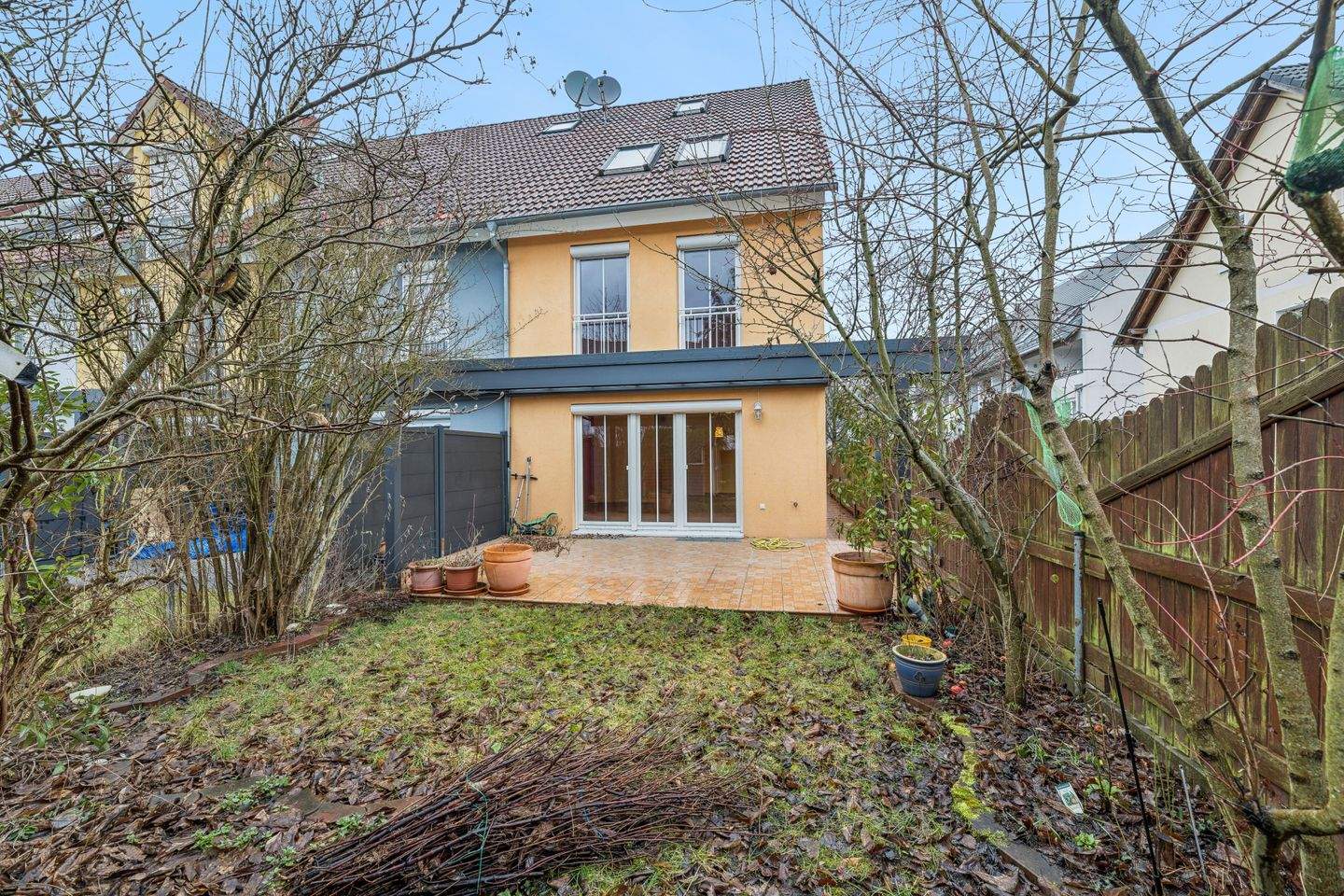 Großzügiges, gepflegtes Reiheneckhaus in ruhiger und gesuchter Wohnlage von Nürnberg-Herpersdorf! – Nürnberg – Bild 1 von 9
