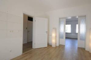Wunderschöne 2-Zimmer Wohnung, Altbau - top saniert, modernes, großes Bad, sonniger Südwestbalkon, zentral, ruhig – 45219 Essen – Vorschaubild 4