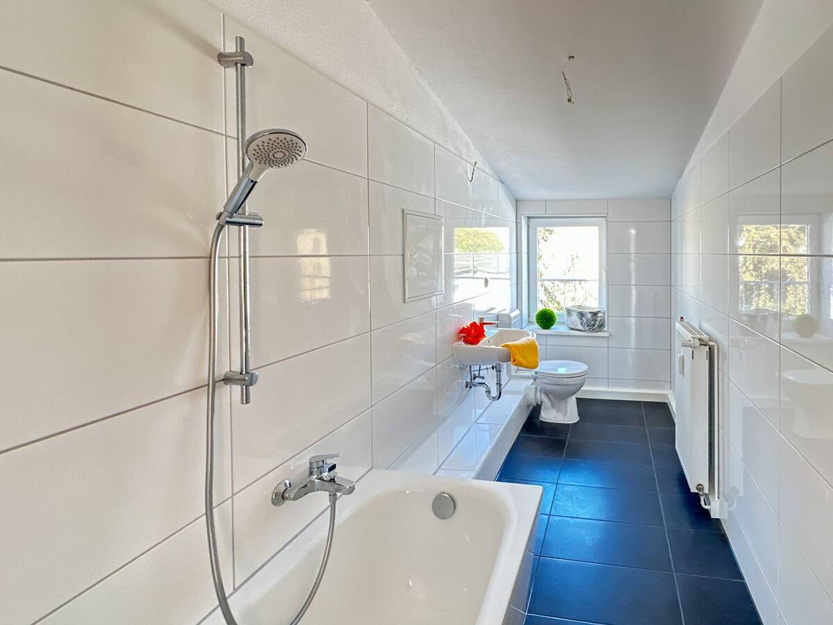 Geräumigiges Familiendomizil im DG mit Einbauküche, Wannenbad und Balkon – 39108 Magdeburg – Bild 1 von 9