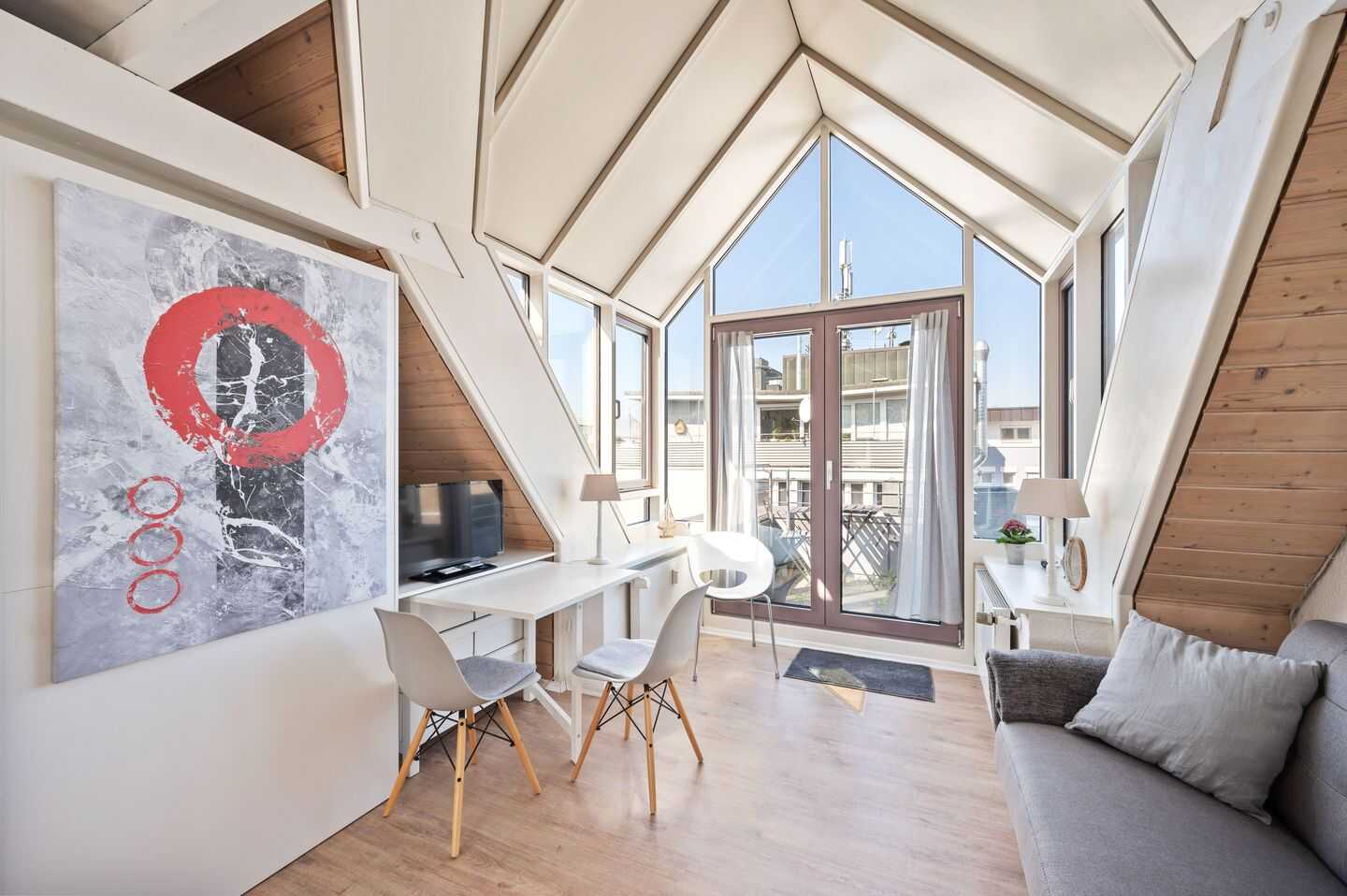 Exklusive 1,5-Zimmer-Dachgeschosswohnung mit Empore, Tiefgaragenstellplatz & Vollmöblierung in Top-Lage von Heilbronn