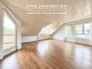 Traumhafter Weitblick inklusive: Sonnige 3-Zi.-Dachgeschosswohnung mit Einzelgarage