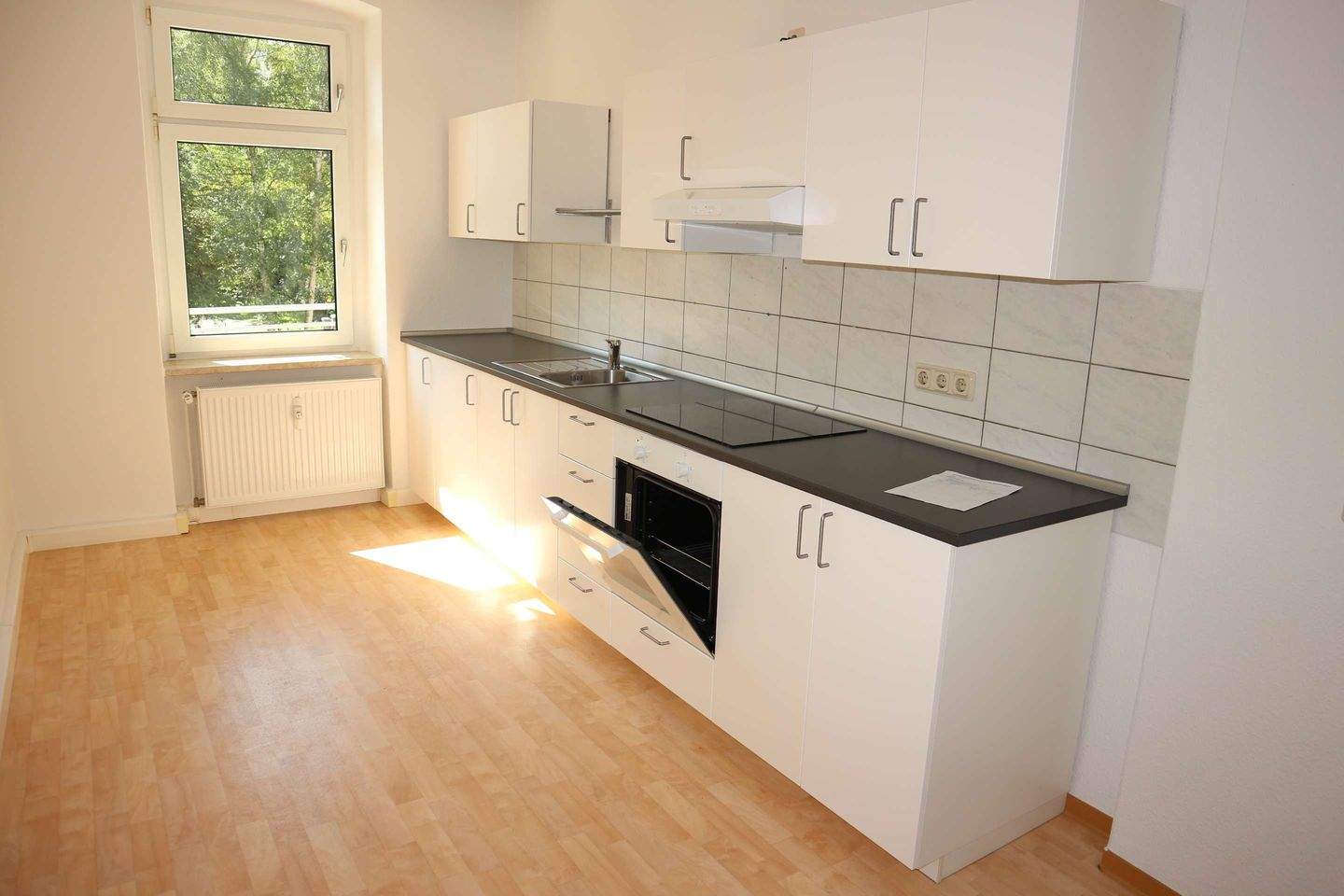 Frei ab 1.6.26 - große Küche - Laminat - zzgl. EBK *** – Chemnitz – Vorschaubild 3