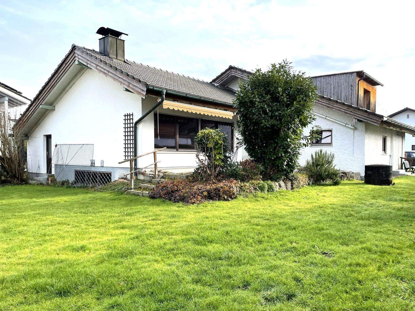 Attraktives Einfamilienhaus mit großem Garten in TOP Lage! – Rosenheim – Bild 1 von 9