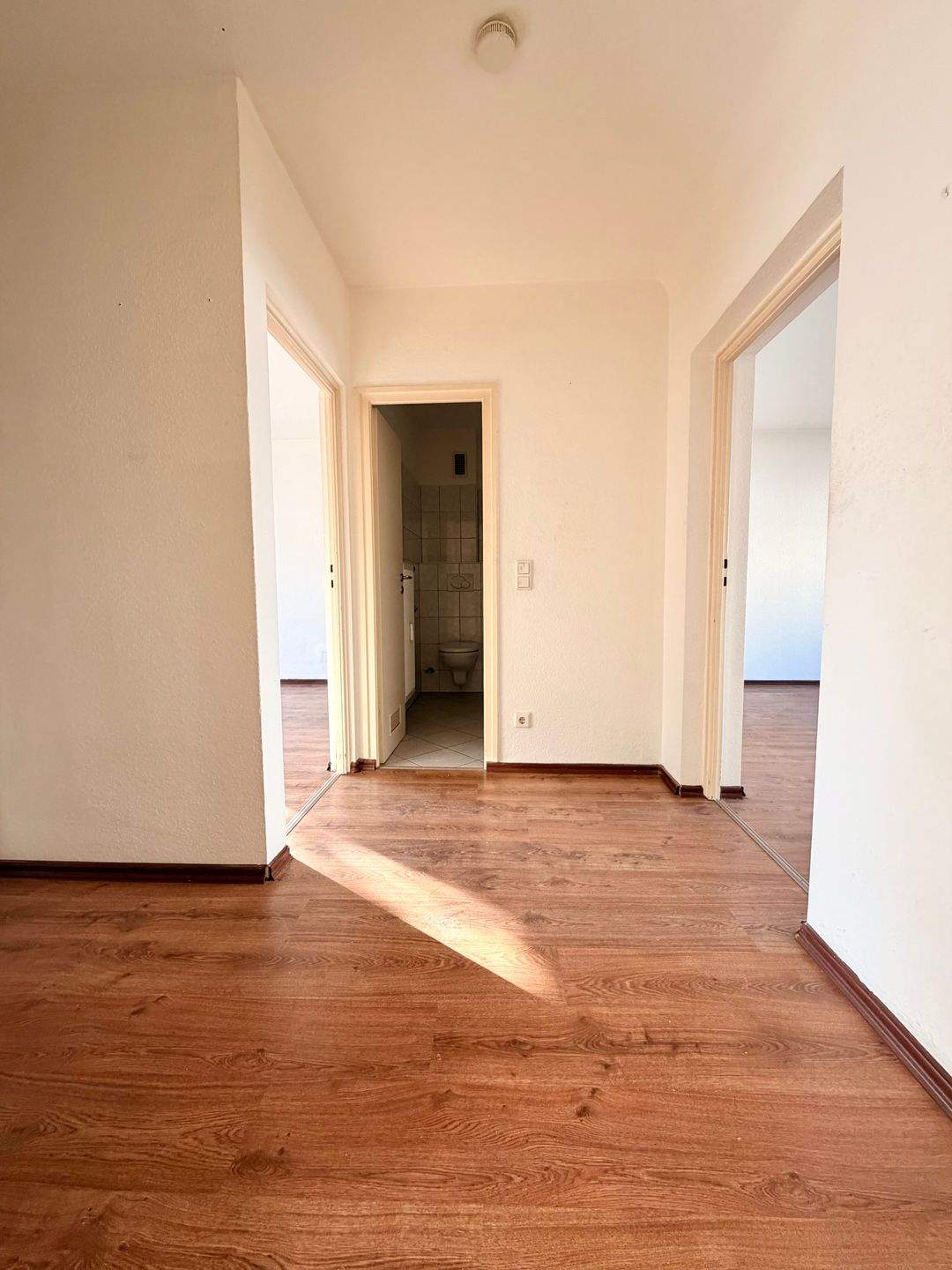 2 Zimmer mit 2 Balkonen direkt am Dutzendteich +++ mit Badewanne & WG-geeignet +++ – Nürnberg – Vorschaubild 2