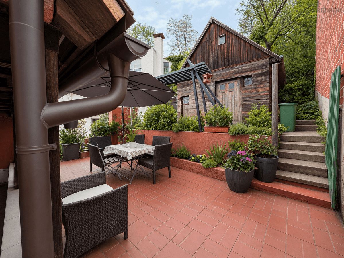 Sanierungsbedürftiges Mehrfamilienhaus mit Gewerbe & Garten - attraktives Investmentobjekt – 70569 Stuttgart – Bild 1 von 9