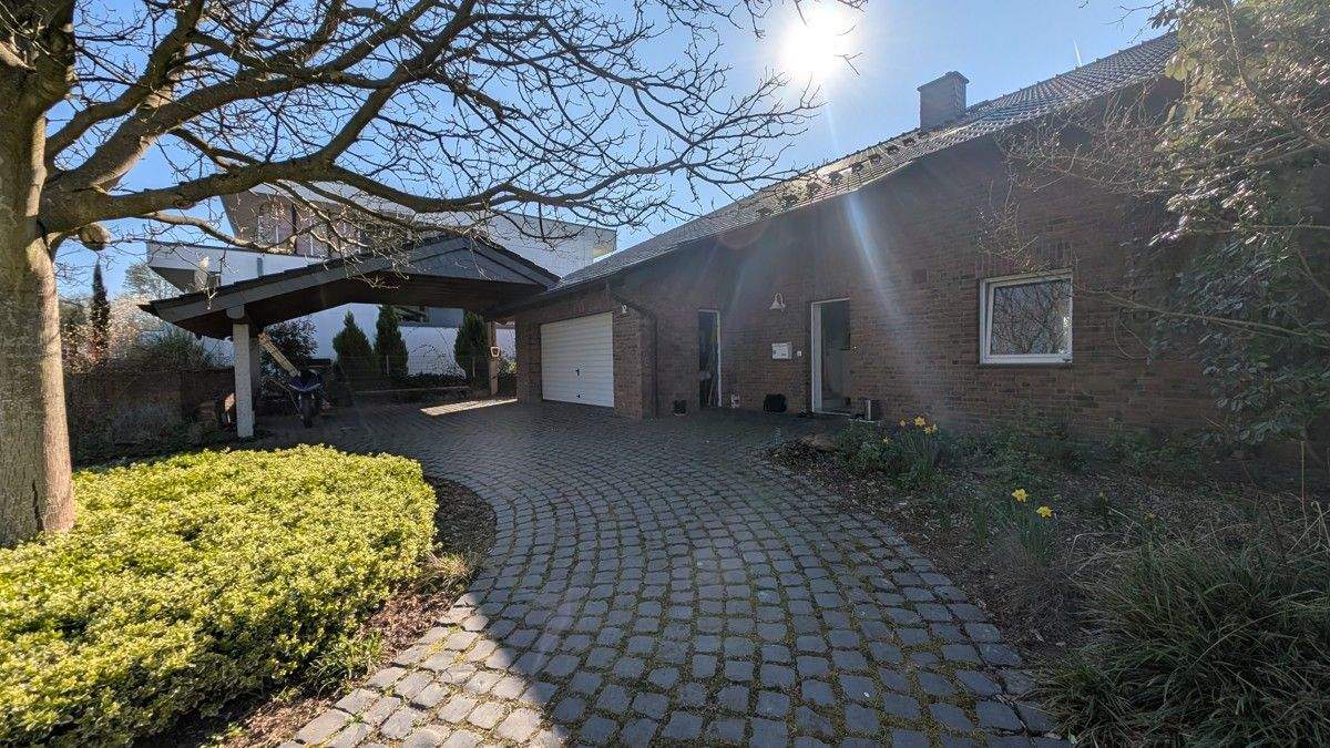 Willkommen in Ihrem neuen Zuhause - Freistehendes Einfamilienhaus mit Einliegerwohnung und großem Garten – Königswinter – Bild 1 von 9