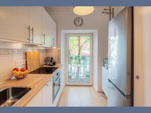 Möbliert: Wunderschöne Altbauwohnung mit individuellem Wohnambiente – 80799 München – Vorschaubild 6