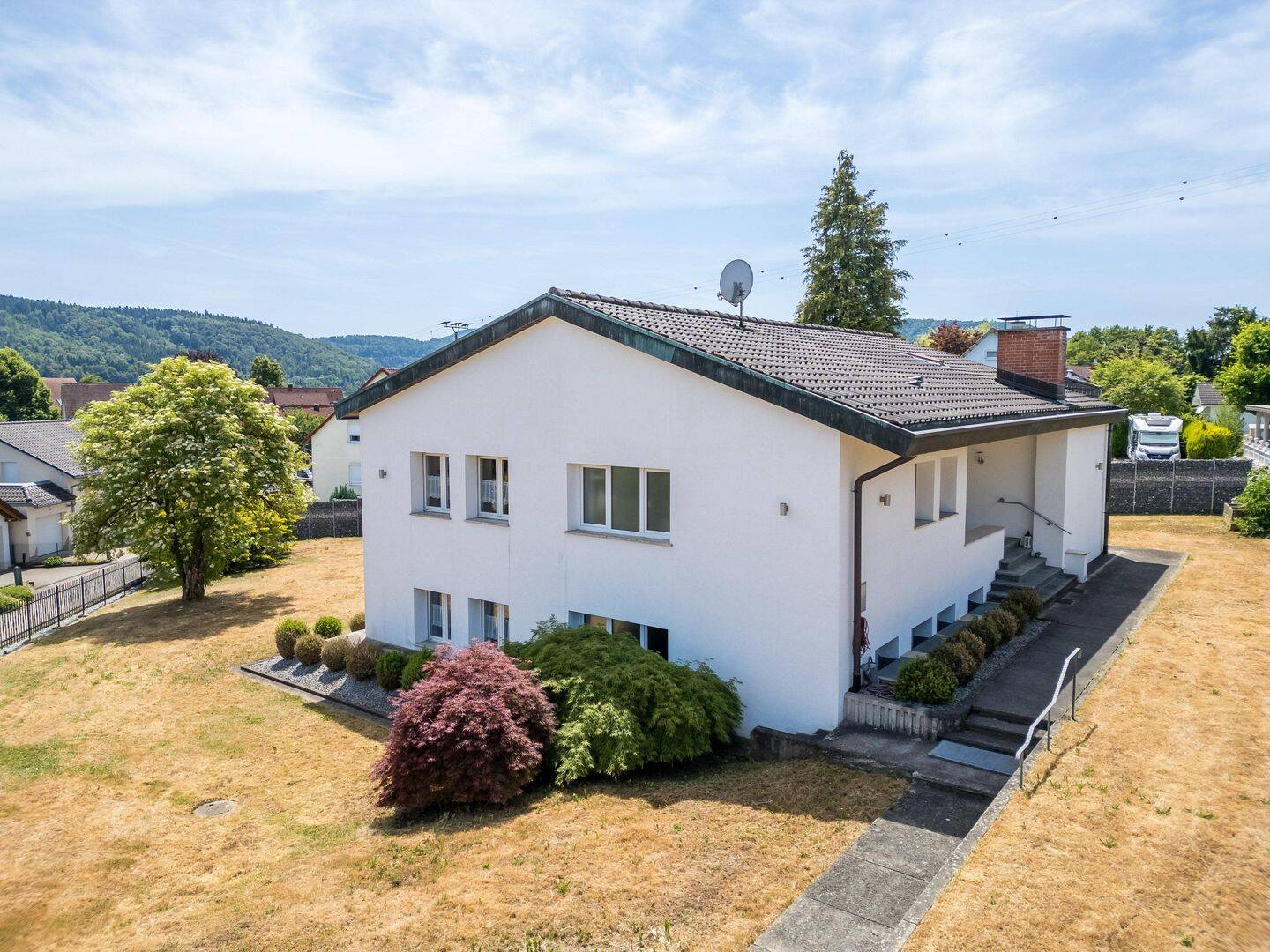 Design trifft Weitläufigkeit: Modernisierte Wohnperle mit 233 qm Wohnfläche - inkl. Video! – Laufenburg (Baden) – Vorschaubild 2