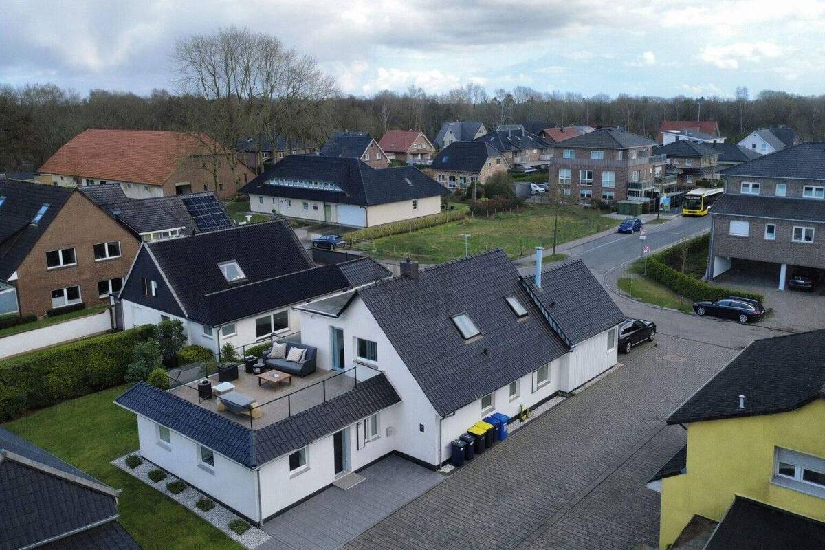 Saniertes Dreifamilienhaus in Oldenburg - 230 m², 3 Einheiten, Garten & Terrasse – 26135 Oldenburg – Bild 1 von 9