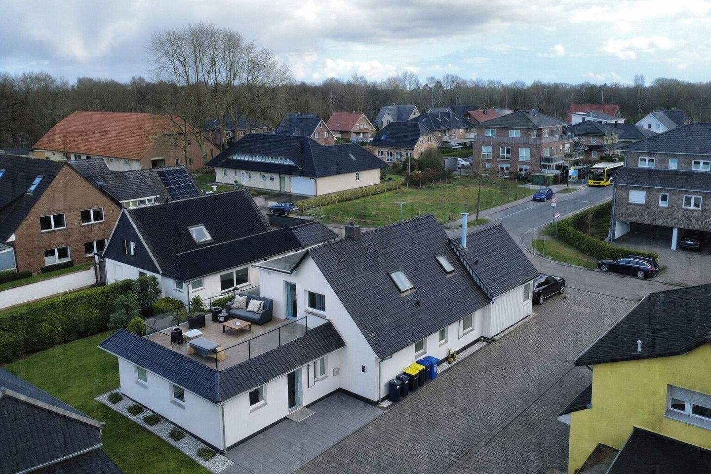 Saniertes Dreifamilienhaus in Oldenburg - 230 m², 3 Einheiten, Garten & Terrasse – Oldenburg – Bild 1 von 9