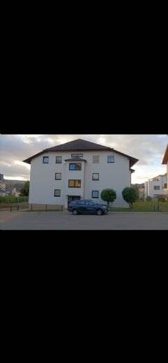 Gepflegte Dachgeschosswohnung mit schönem Ausblick, mit 3 Zimmern sowie Balkon und EBK – Pforzheim – Vorschaubild 2