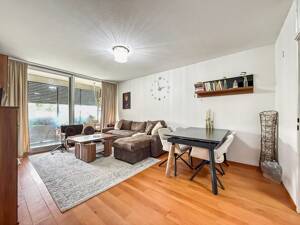 Bogenhausen nahe Arabellapark: Gepflegte 2-Zimmer-Wohnung mit zwei Westloggien und Grünblick! – 81925 München – Vorschaubild 2