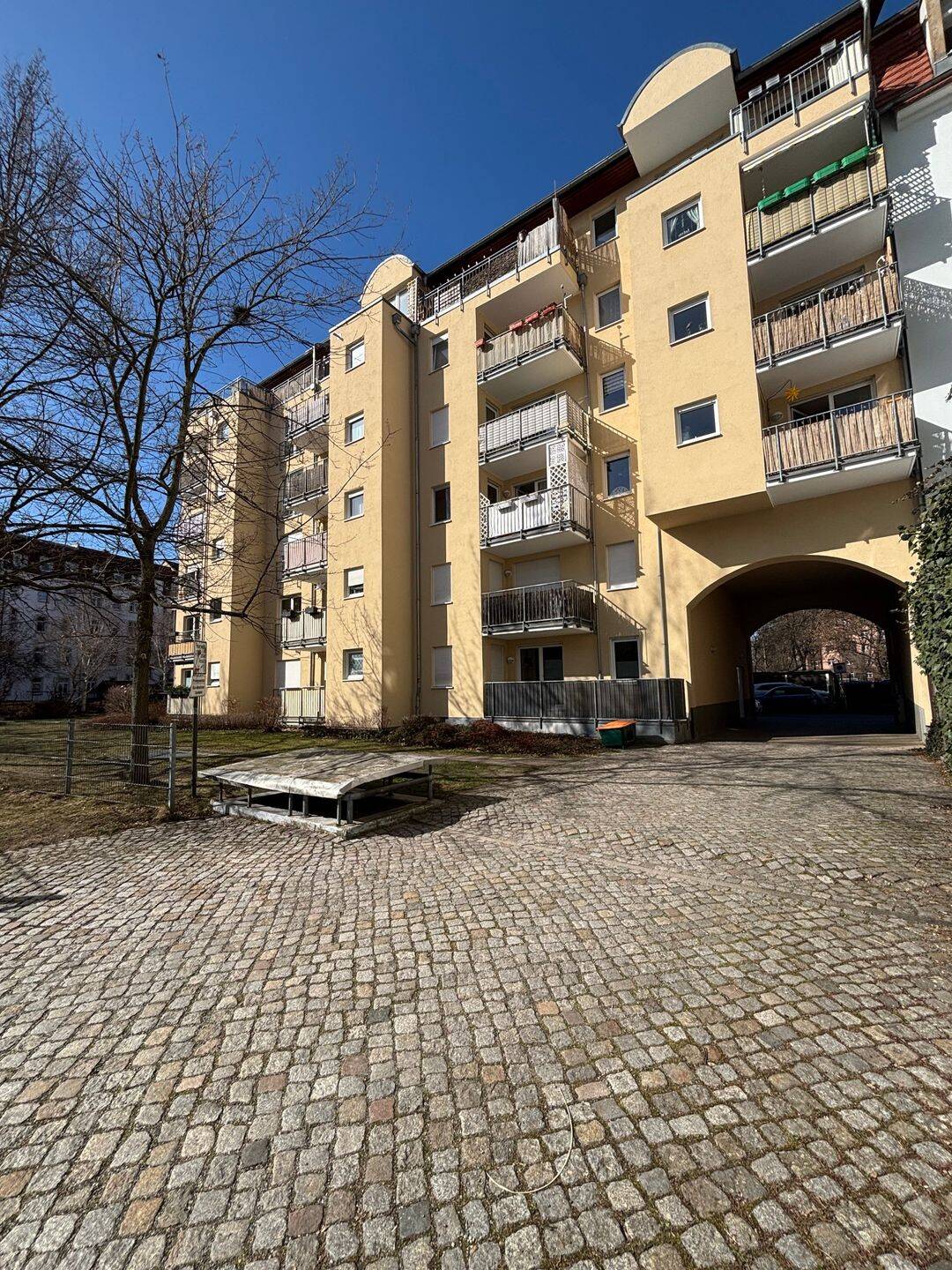 Helle 2-Zimmer-Wohnung mit Balkon in Dresden