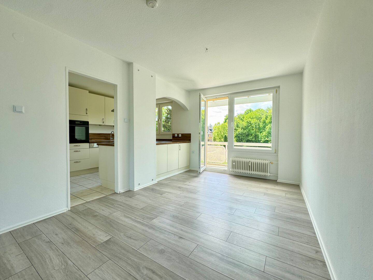GROßZÜGIGE, HELLE 4-ZIMMER-WOHNUNG IM MODERNISIERTEN WOHNAUS IN FAMILIENFREUNDLICHER WOHNLAGE – München – Vorschaubild 7