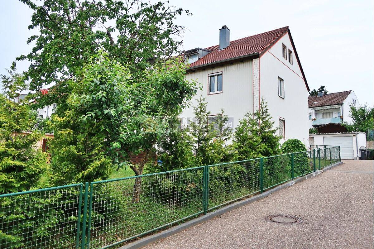 Familienfreundliches Reiheneckhaus mit großem Garten und zwei Garagen – 93057 Regensburg – Bild 1 von 9