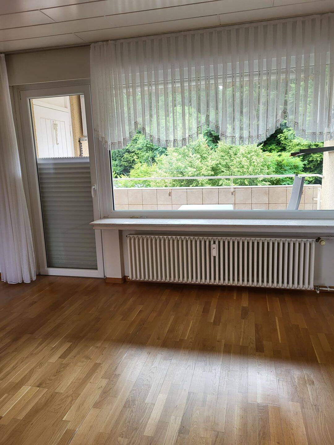 Ruhige, gut geschnittene Balkonwohnung mit Einbauküche und Waldblick – Saarbrücken – Vorschaubild 6