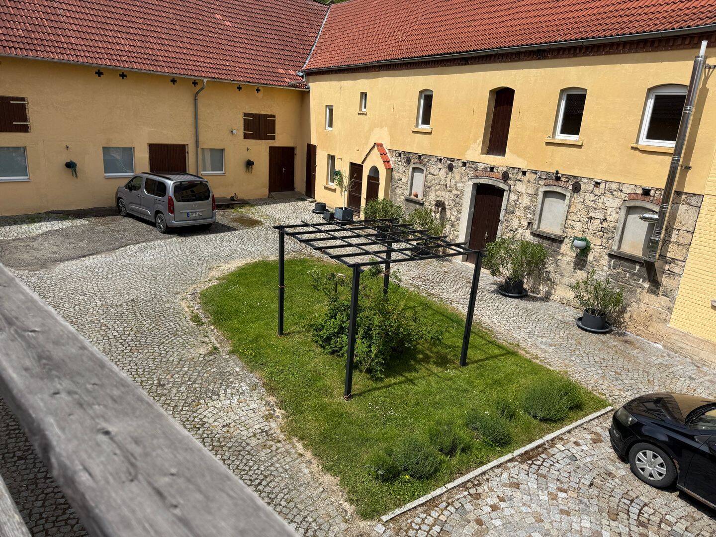 Riesiger Dreiseitenhof zwischen Jena und Eisenberg auf 3.000 Quadratmetern Grund mit vier Wohneinheiten - Top Zustand – Jena – Vorschaubild 3