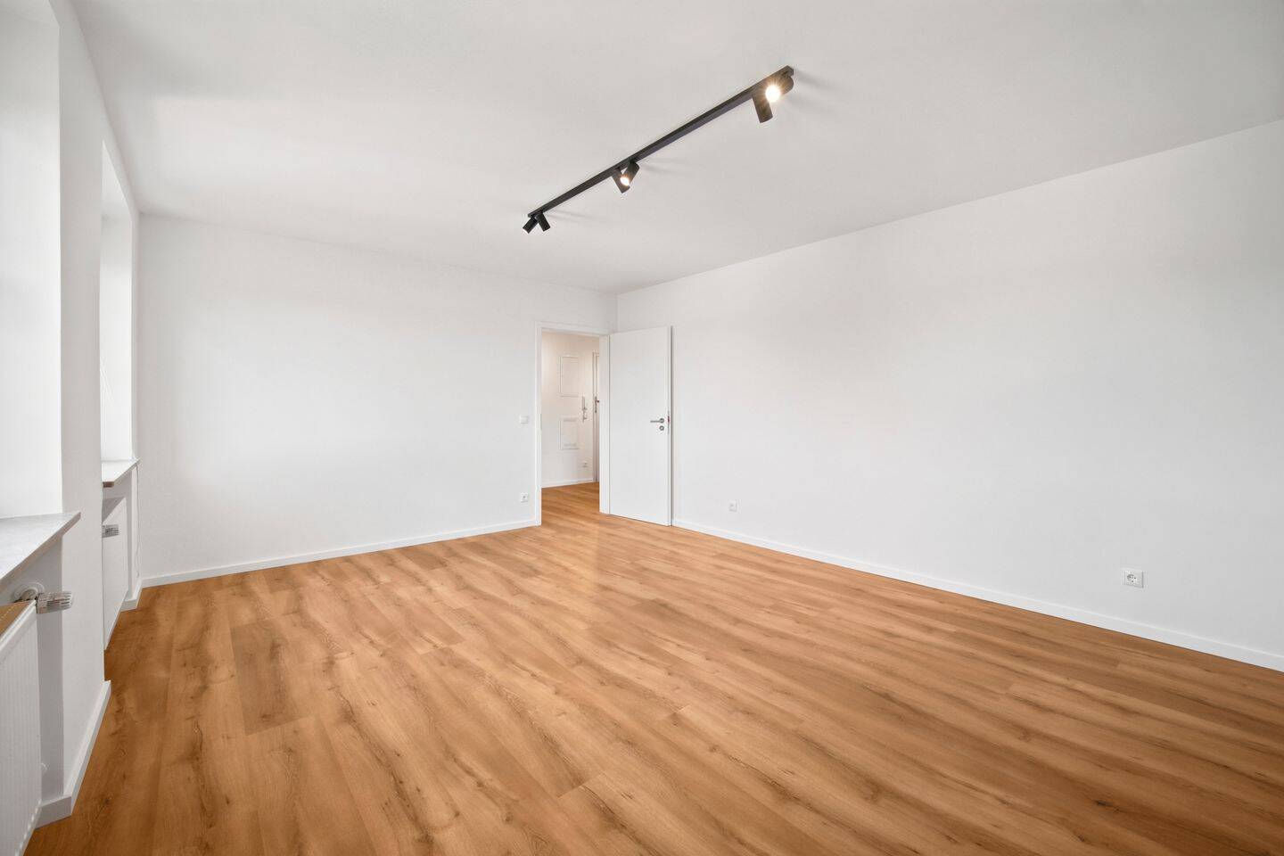 Sanierte und großzügige 2-Zi-Wohnung in naturnaher Lage mit Aufzug, Balkon und eigenem TG-Stellplatz – München – Vorschaubild 9