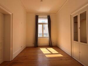 Altbaucharme trifft Wohnkomfort - Stilvolle 4-Zimmer-Wohnung mit Balkon, Tageslichtbad u. Stellplatz – 60435 Frankfurt am Main – Vorschaubild 3