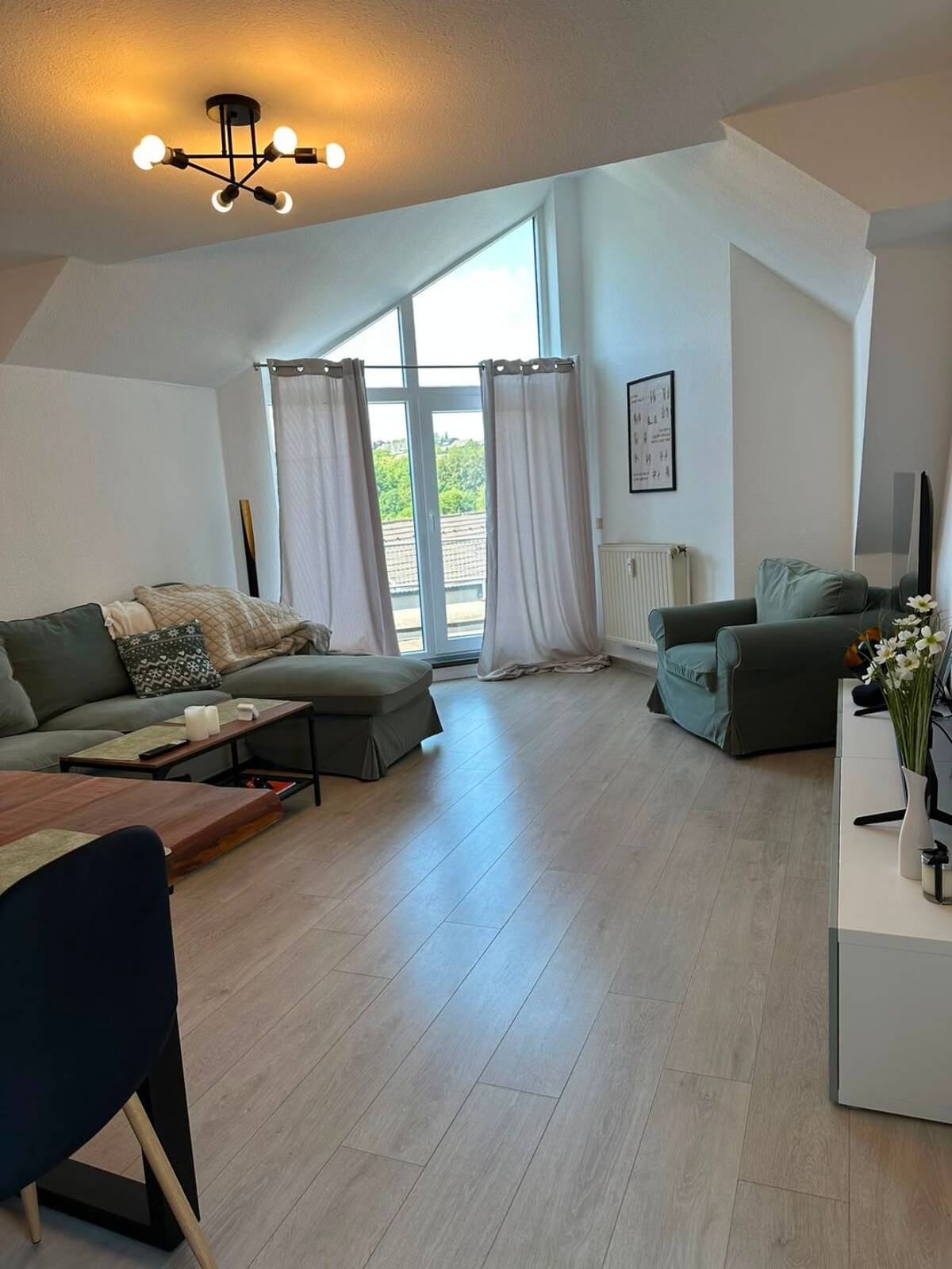 Helle 3,5-Zi. DG-Wohnung mit EBK, 2 Balkonen, Stellplatz & Keller in Bestlage von Reichshof-Eckenhagen – 51580 Reichshof – Bild 1 von 9