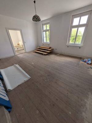 Großzügige Altbauwohnung mit Kachelöfen im historischen Bahnhof (ca. 180 m²)