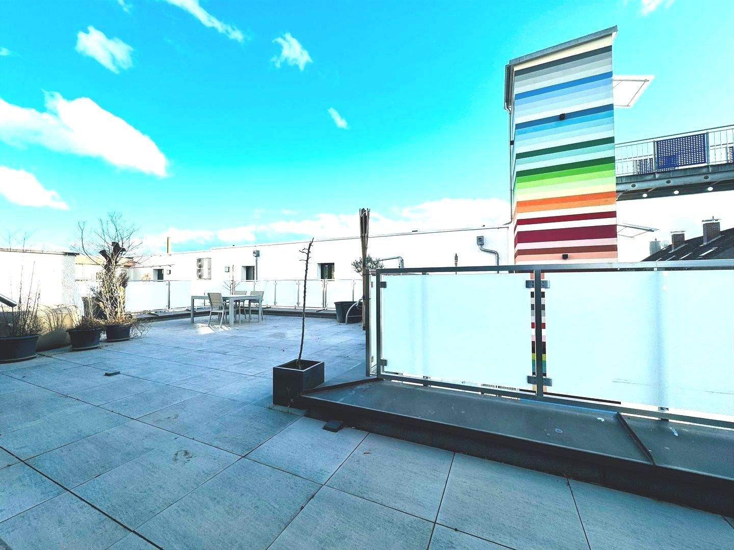 Helle 4 Zimmer Wohnung mit 2 Balkonen, großer Dachterrasse (60 qm), exklusivem Badezimmer mit Eckbadewanne und Stellplatz mit Anschluß für E Auto – Fürth – Vorschaubild 7