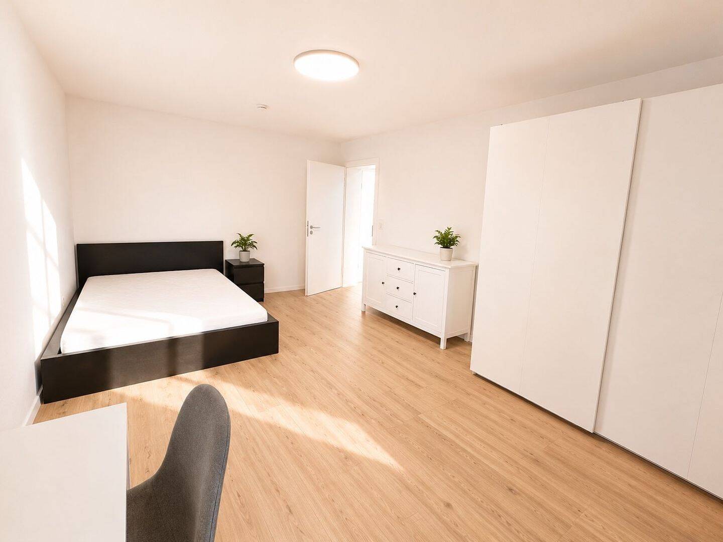 Modernes möbliertes Zimmer in frisch renovierter WG in München Aubing – München – Vorschaubild 2