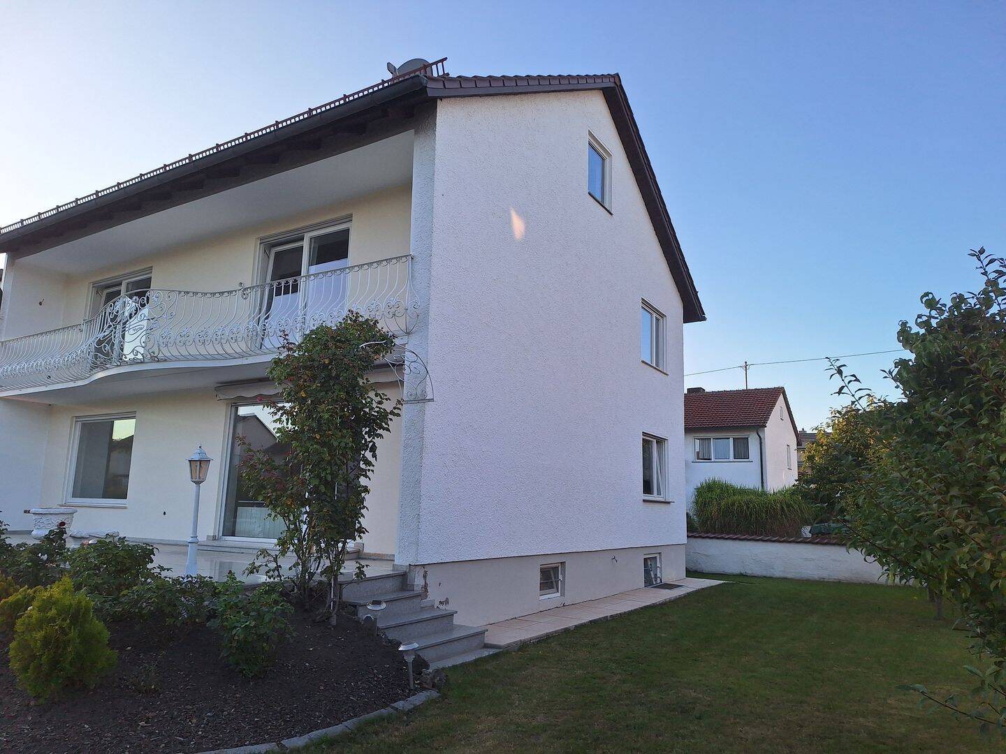 Freistehendes, geräumiges Einfamilienhaus mit Einbauküche, großem Garten und Garage – Baar-Ebenhausen – Vorschaubild 4
