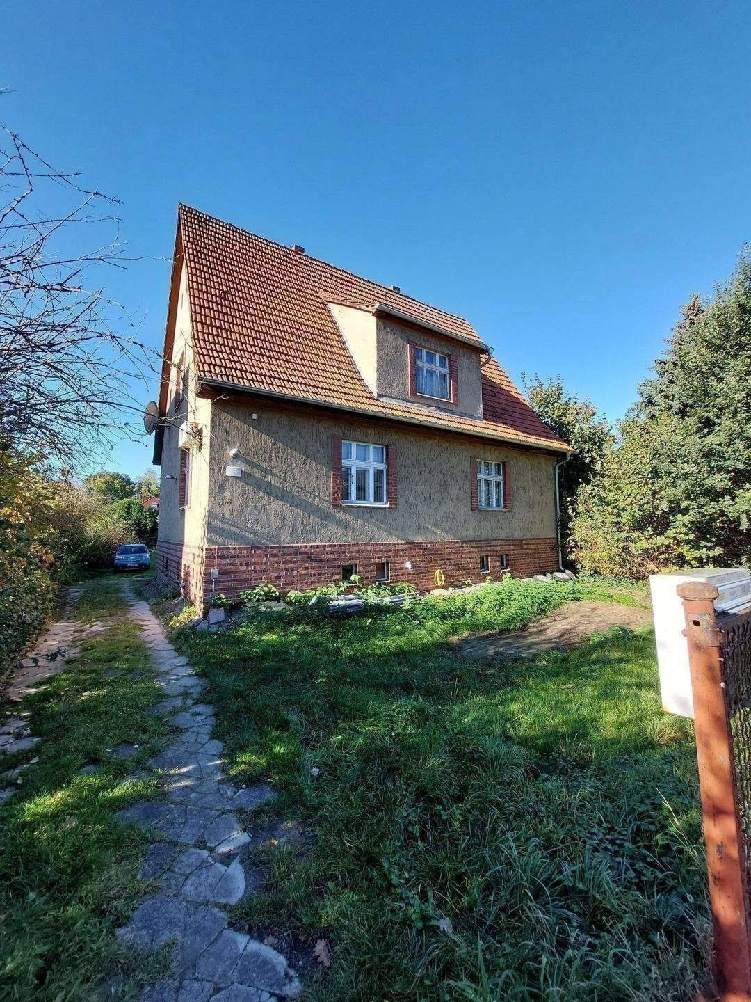 Im Alleinauftrag ! Viel Raum und Platz: Vielseitiges renovierungsbedürftiges Einfamilienhaus, zum kurzfristigen Bezug, – Schulzendorf – Bild 1 von 9