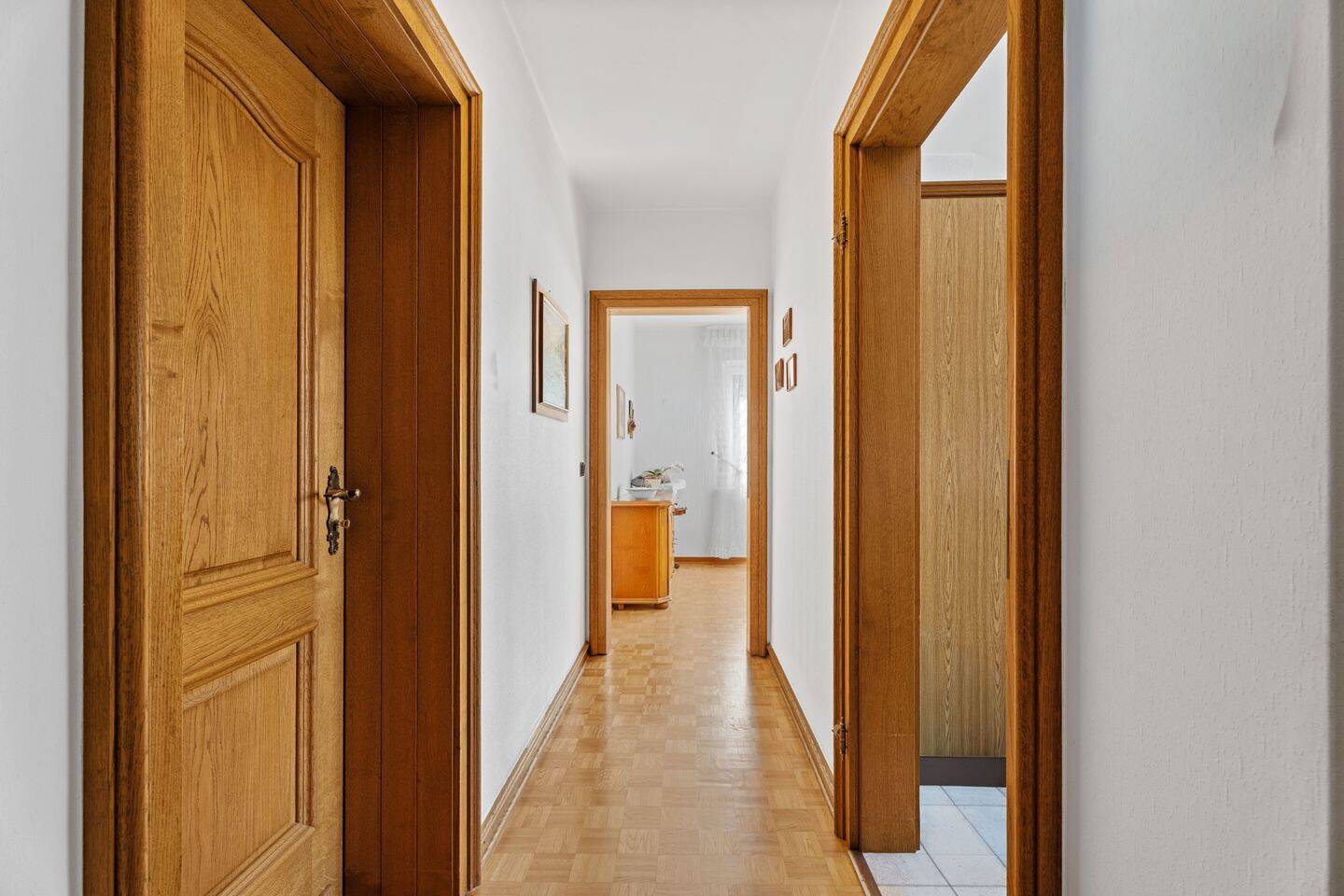 Großzügiges Zweifamilienhaus mit großem Grundstück, zwei Garagen und Blick auf die Burg Rode – Herzogenrath – Vorschaubild 6