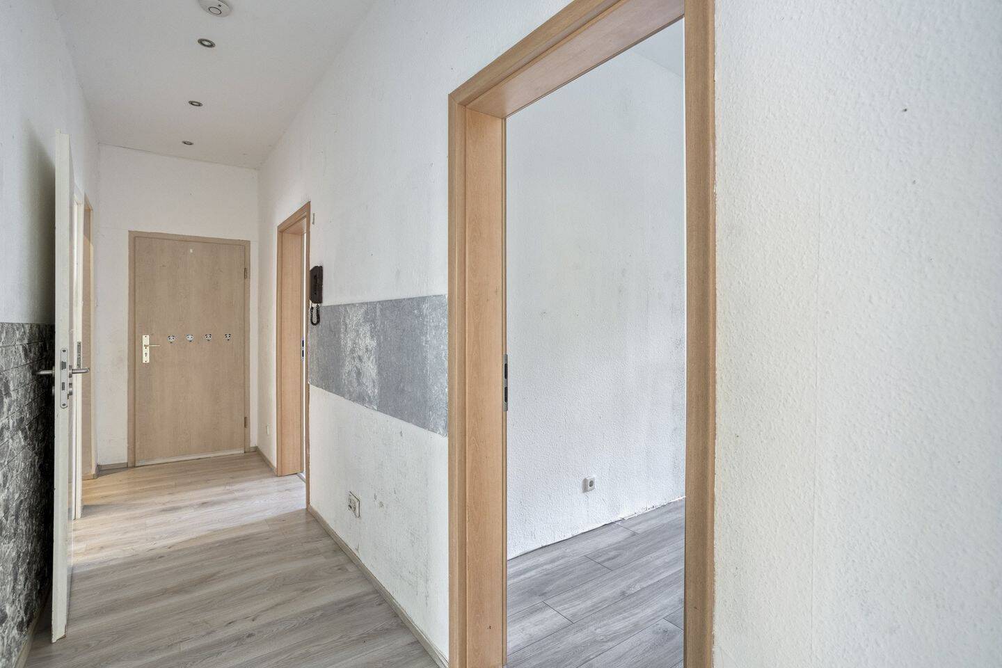 Lichtdurchflutete 4-Zimmer-Wohnung mit Altbaucharme – Solingen – Vorschaubild 9