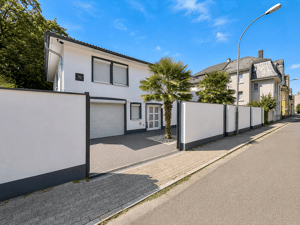 Stadtvilla mit Einliegerwohnung in Frankfurt 2 Garagen,2 Stellplätzen, Terrasse & Garten – 65931 Frankfurt am Main – Vorschaubild 2