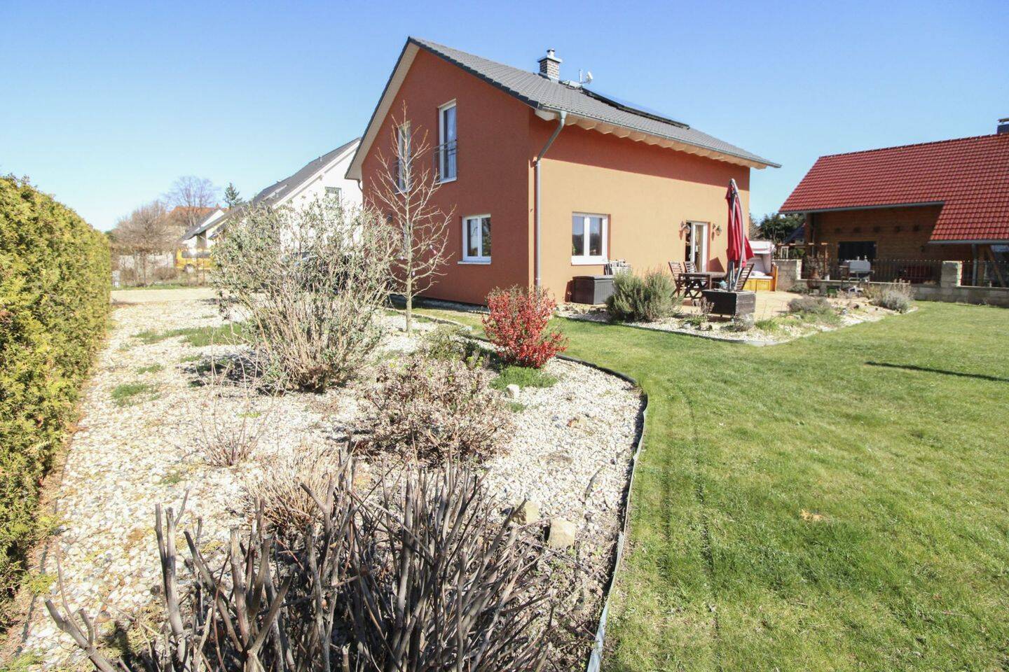 *Sonnig* Niedrigenergiehaus mit gehobener Ausstattung, Kamin, Terrasse und viel Garten – Coswig – Bild 1 von 9