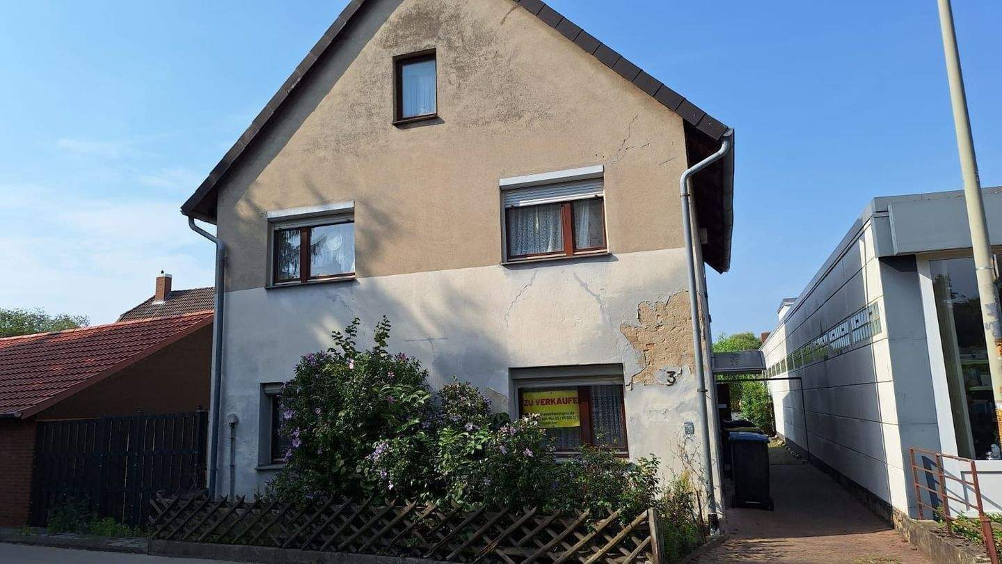 "Schnäppchenpreis" Stark sanierungsbedürftiges 1-FH in Braunschw./Broitzem m. schmalen, sehr schönem Grundstück inkl. Anbau u.Garagen – Braunschweig – Vorschaubild 2