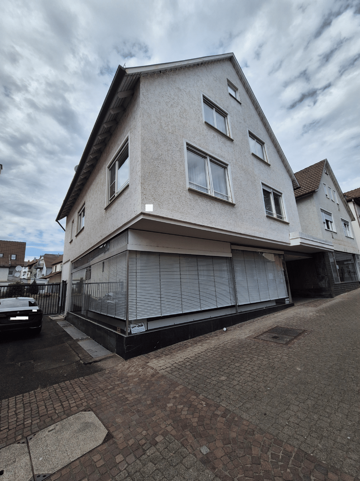 *Wohn- und Geschäftshaus + extra kleines Häuschen auf großem Grundstück – 70327 Stuttgart – Bild 1 von 9