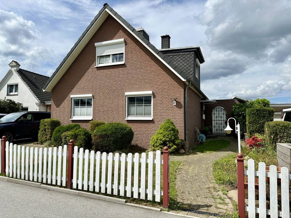 Solides Einfamilienhaus mit herrlichem Garten auf Eigenland – 23570 Lübeck – Bild 1 von 9