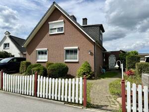 Solides Einfamilienhaus mit herrlichem Garten auf Eigenland