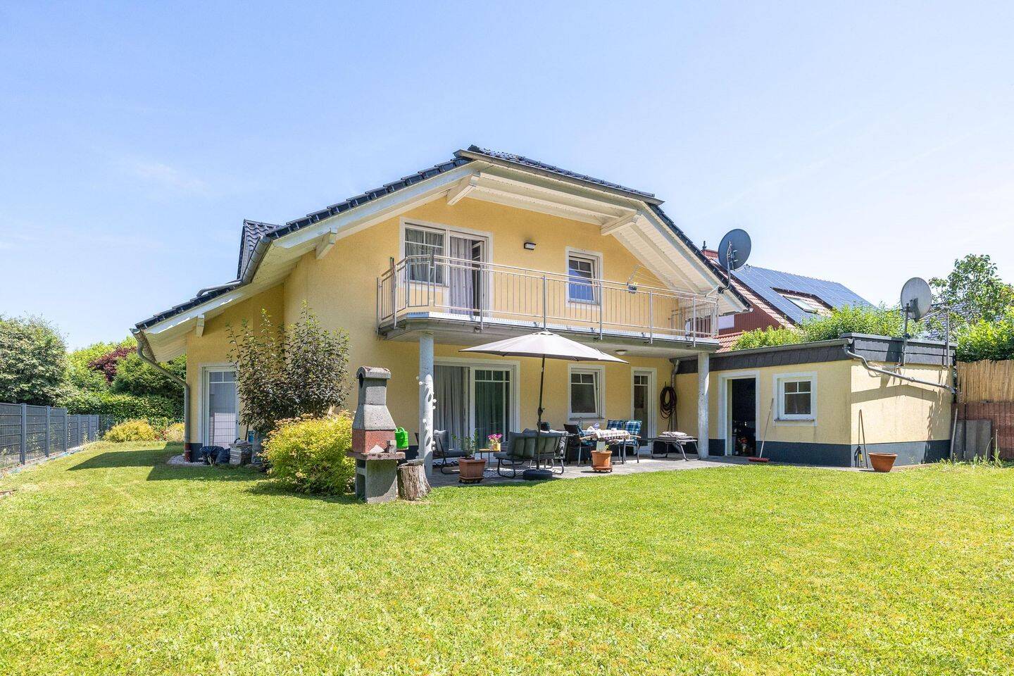 Modernes Einfamilienhaus mit großzügigem Wohnkonzept, Garten und E-Ladestation
