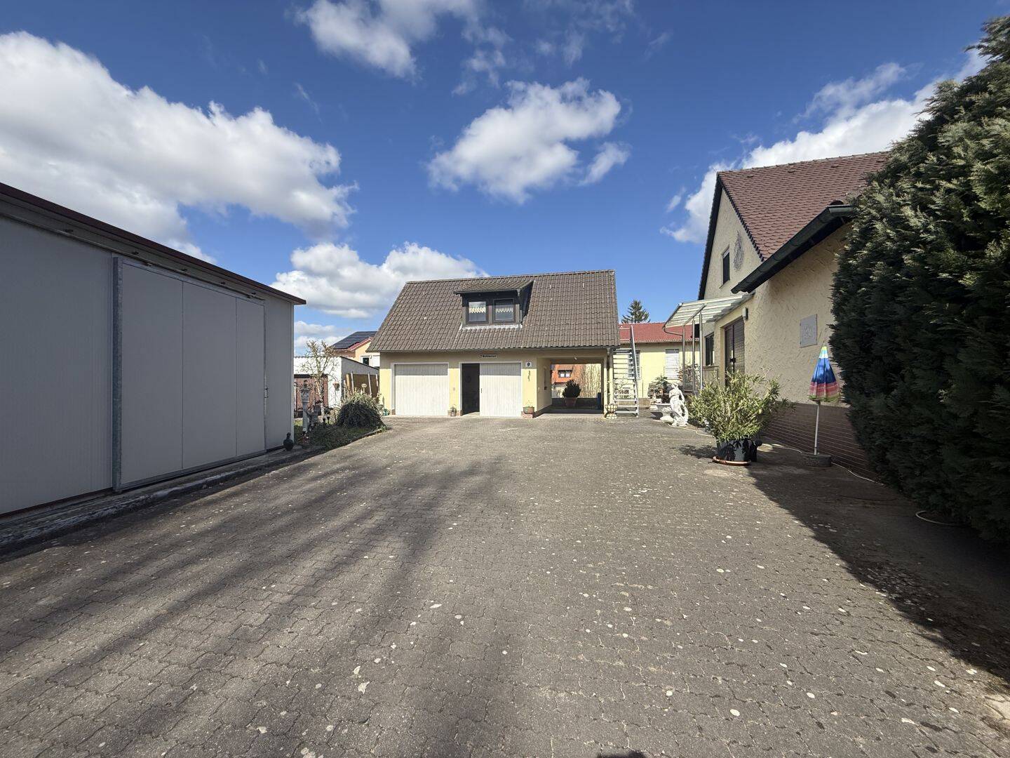 Großzügiges Einfamilienhaus mit Pool und großen Garten – Büchenbach – Vorschaubild 5