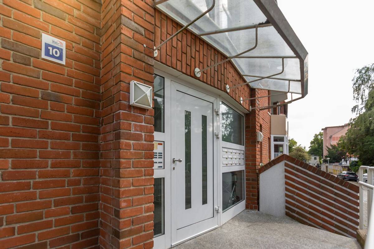 Schöne kleine 2-Zimmer-Dachgeschoss-Wohnung in Geestemünde – 27570 Bremerhaven – Bild 1 von 9
