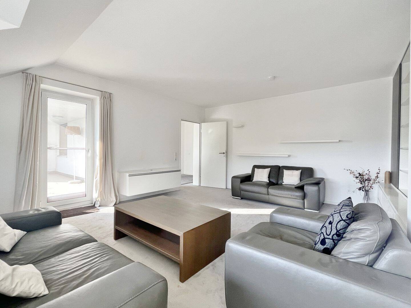 Schöne 2-Zi. Dachgeschosswohnung mit Loggia und Stellplatz in Lübeck St. Jürgen – Lübeck – Vorschaubild 3