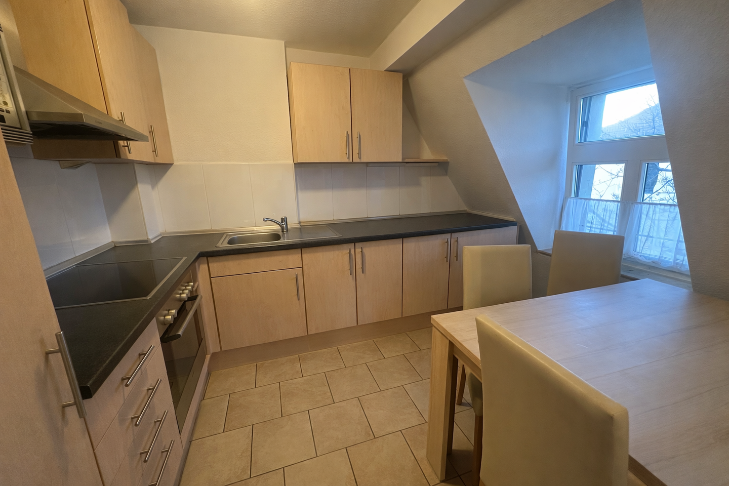 Dachgeschoss mit Charakter: 2-Zimmer-Wohnung mit Aufzug und Carport-Stellplatz in Dresden-Pieschen – Dresden – Vorschaubild 5
