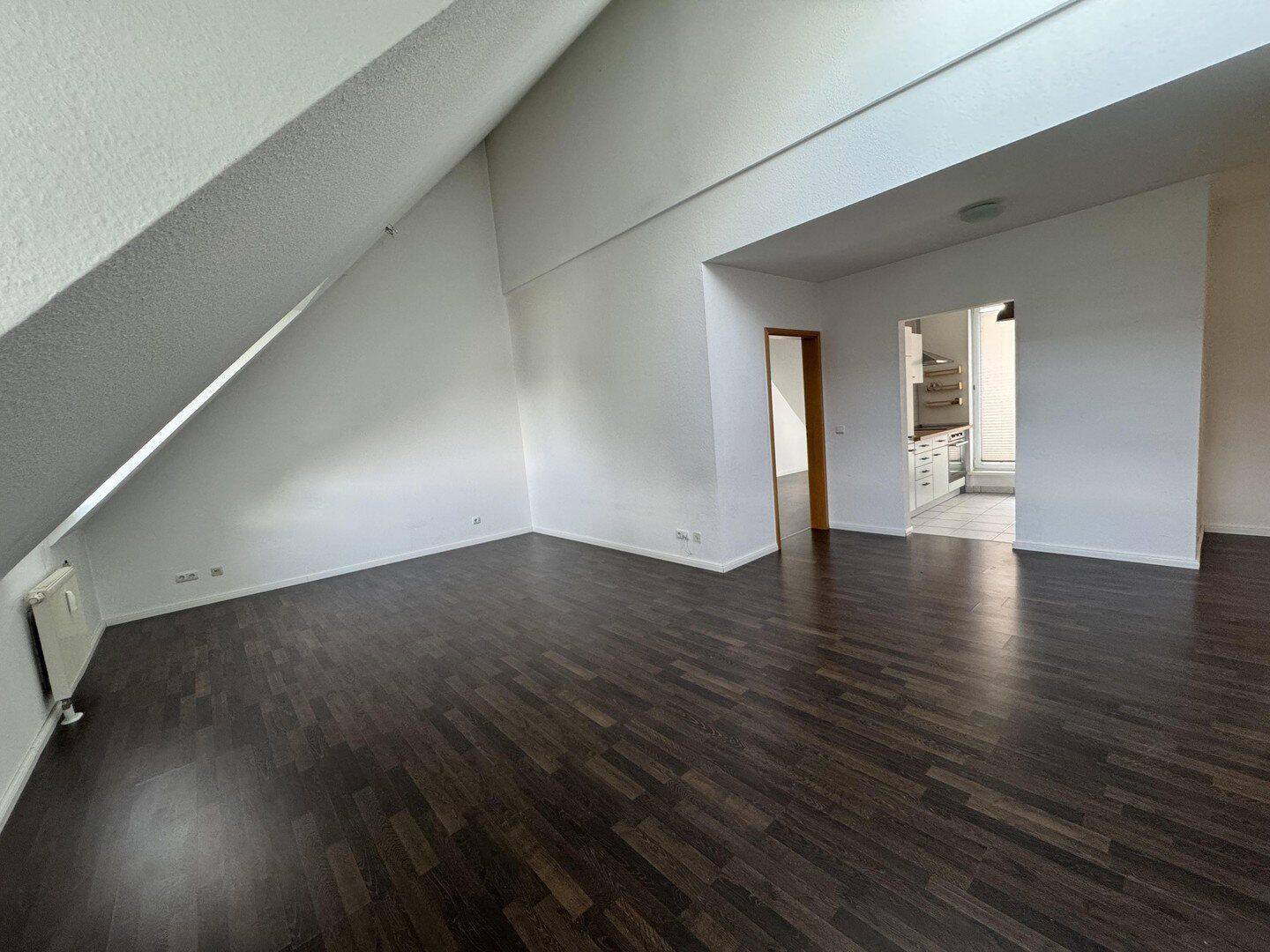 stilvolle 2-Zimmer-DG-Wohnung mit beeindruckender Raumhöhe - zentral in Mz-Kastel, von privat – Wiesbaden – Bild 1 von 9
